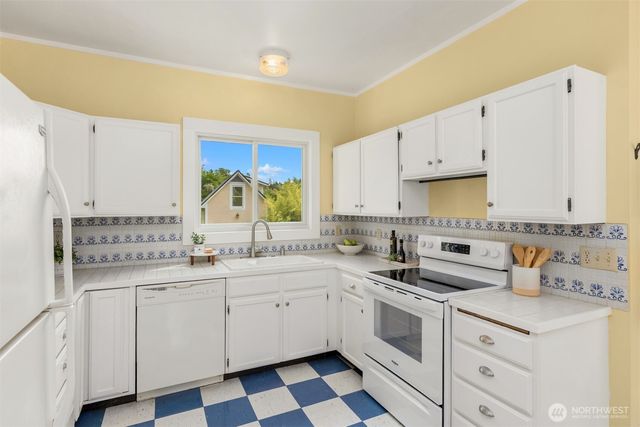 8395 NE Oddfellows, Bainbridge Island, WA 98110