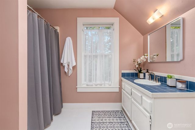 8395 NE Oddfellows, Bainbridge Island, WA 98110