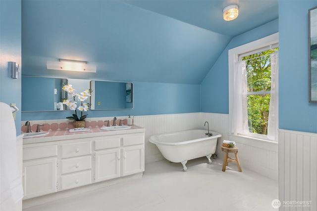 8395 NE Oddfellows, Bainbridge Island, WA 98110