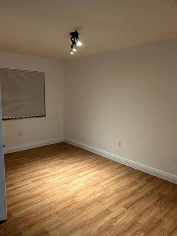 17425 NW 67th Pl D-13, Hialeah, FL 33015