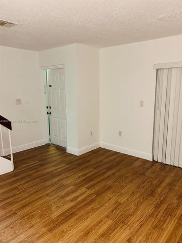 17425 NW 67th Pl D-13, Hialeah, FL 33015