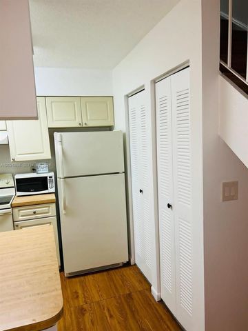 17425 NW 67th Pl D-13, Hialeah, FL 33015