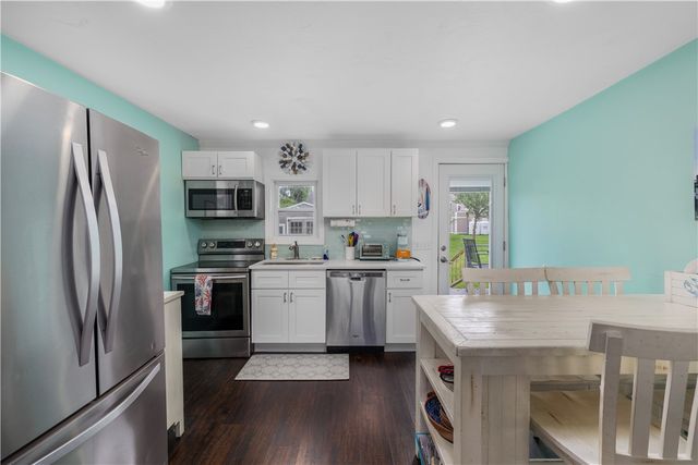 14 Stanton Avenue, Narragansett, RI 02882