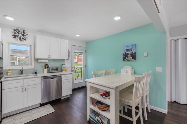 14 Stanton Avenue, Narragansett, RI 02882