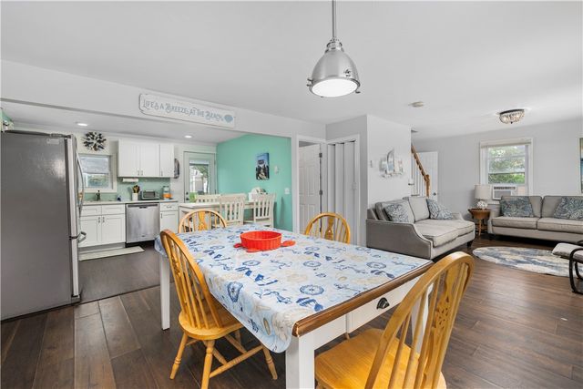 14 Stanton Avenue, Narragansett, RI 02882