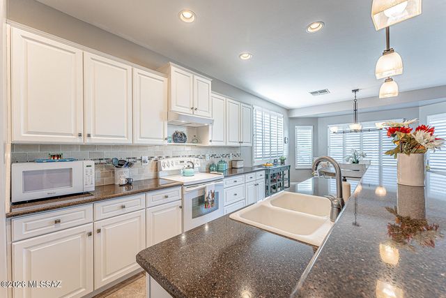 2445 E Sky Creek Drive, Green Valley, AZ 85614