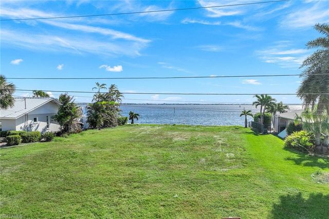 2330 SE 28th ST, Cape Coral, FL 33904