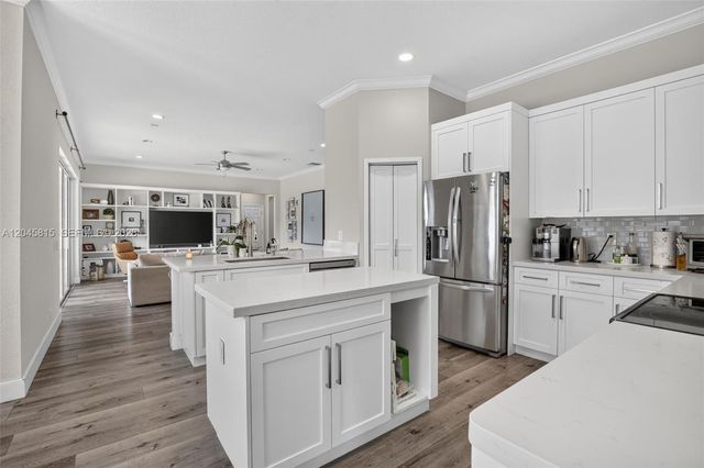 981 Waterside Cir, Weston, FL 33327