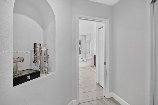981 Waterside Cir, Weston, FL 33327