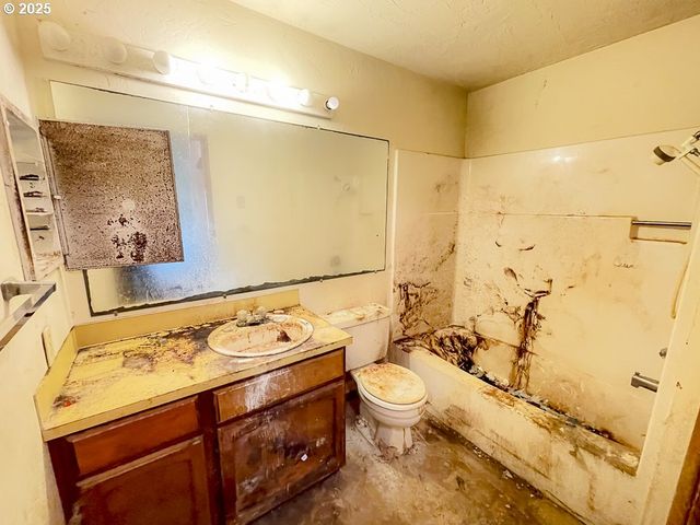 650 HARLOW Rd 130, Springfield, OR 97477
