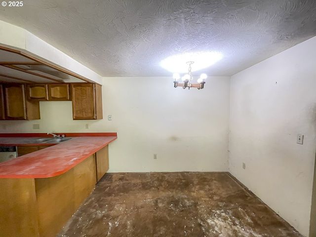 650 HARLOW Rd 130, Springfield, OR 97477