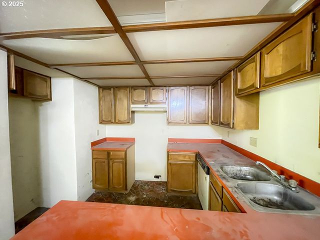 650 HARLOW Rd 130, Springfield, OR 97477