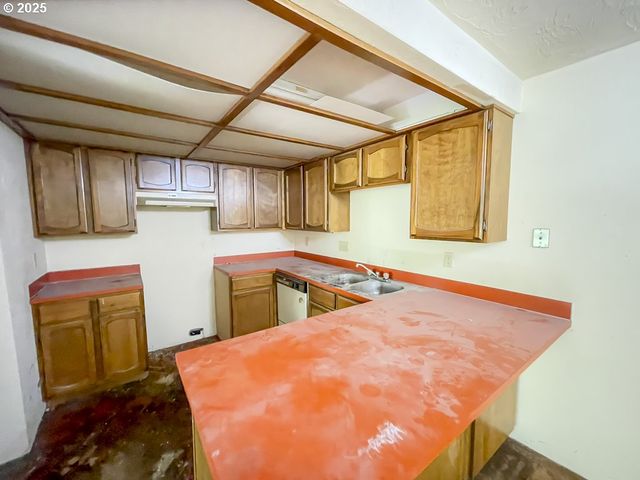 650 HARLOW Rd 130, Springfield, OR 97477