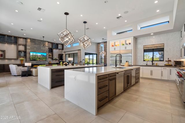 11946 E CAVEDALE Drive, Scottsdale, AZ 85262