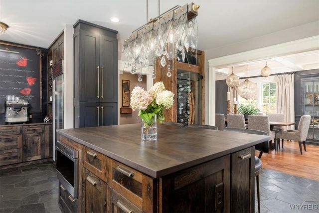 21 Creekview Ct, Aurora, NY 14052