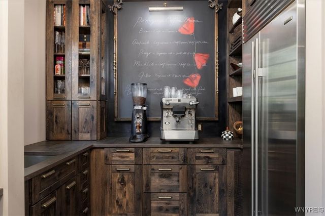 21 Creekview Ct, Aurora, NY 14052