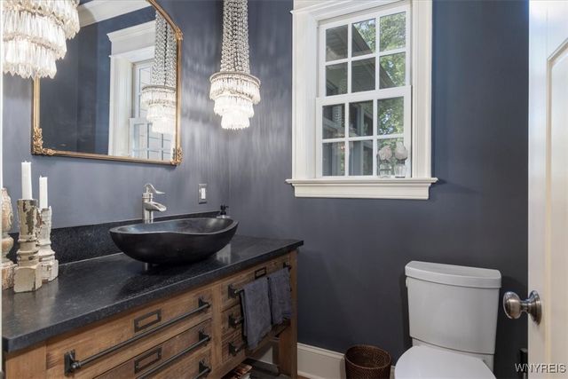 21 Creekview Ct, Aurora, NY 14052