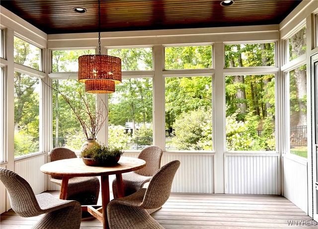 21 Creekview Ct, Aurora, NY 14052