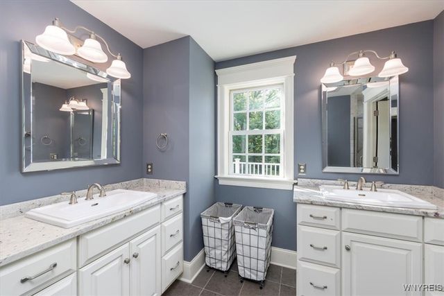 21 Creekview Ct, Aurora, NY 14052