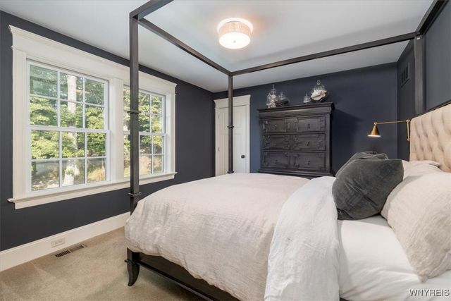 21 Creekview Ct, Aurora, NY 14052