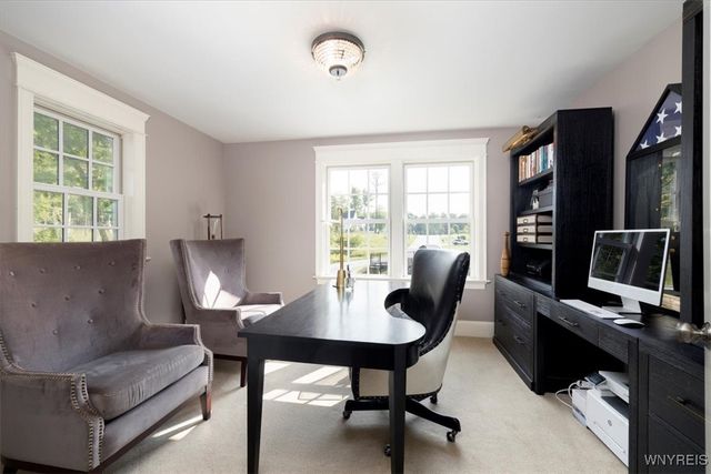 21 Creekview Ct, Aurora, NY 14052