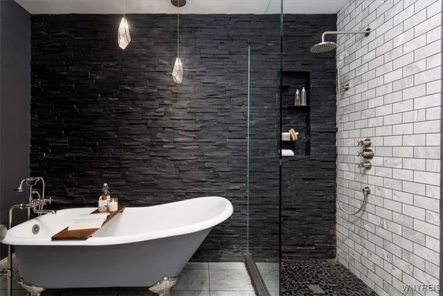 21 Creekview Ct, Aurora, NY 14052