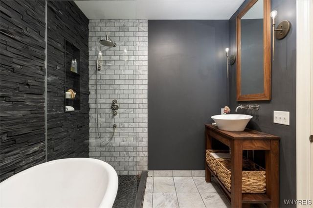 21 Creekview Ct, Aurora, NY 14052