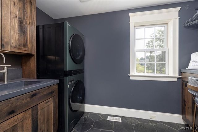 21 Creekview Ct, Aurora, NY 14052