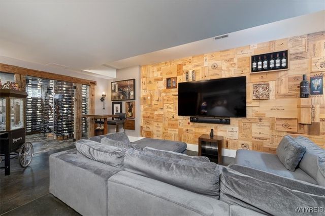 21 Creekview Ct, Aurora, NY 14052