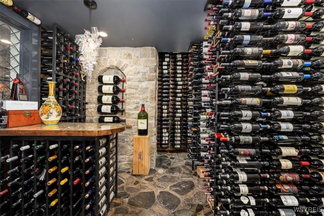 21 Creekview Ct, Aurora, NY 14052