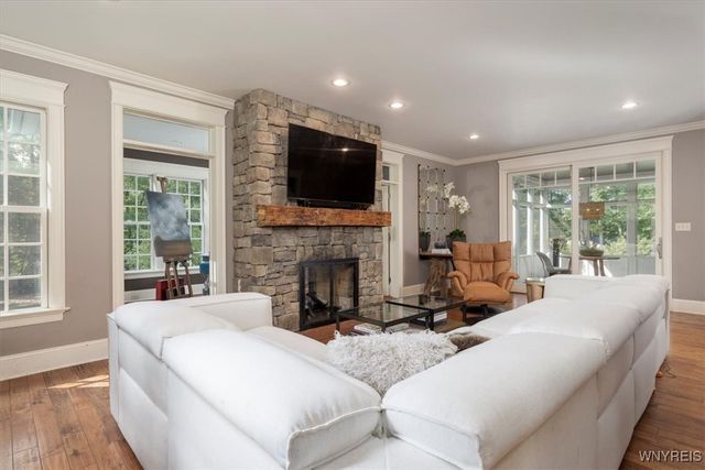 21 Creekview Ct, Aurora, NY 14052