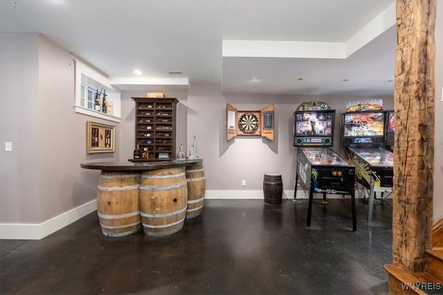 21 Creekview Ct, Aurora, NY 14052