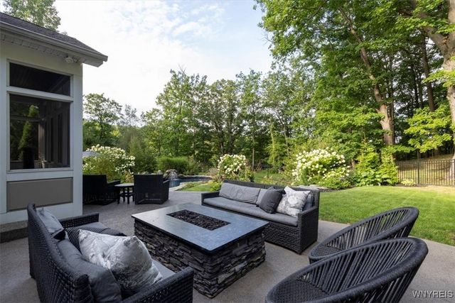 21 Creekview Ct, Aurora, NY 14052