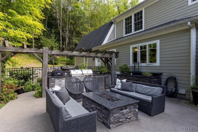 21 Creekview Ct, Aurora, NY 14052