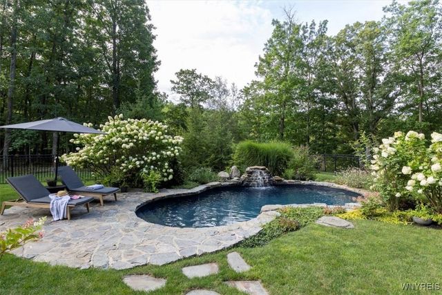 21 Creekview Ct, Aurora, NY 14052