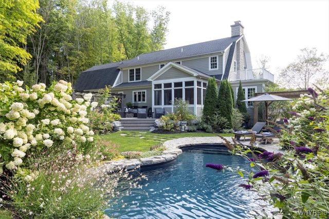 21 Creekview Ct, Aurora, NY 14052