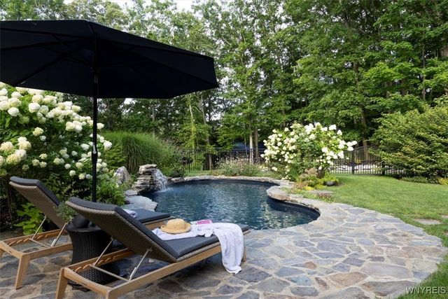 21 Creekview Ct, Aurora, NY 14052