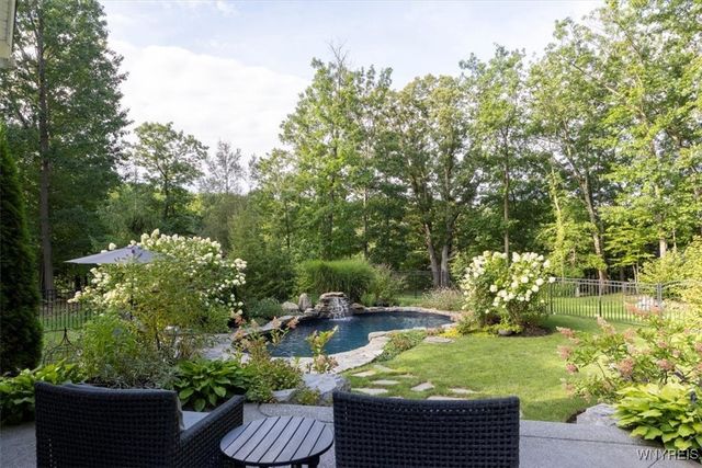 21 Creekview Ct, Aurora, NY 14052