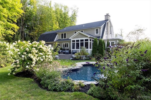 21 Creekview Ct, Aurora, NY 14052