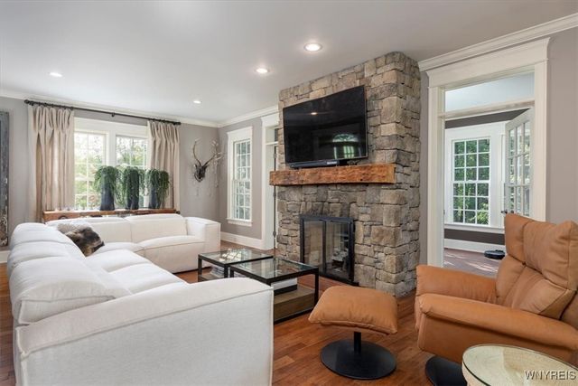 21 Creekview Ct, Aurora, NY 14052