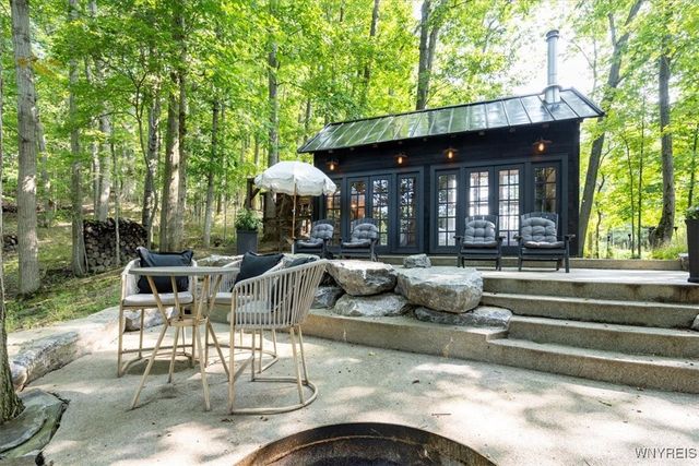 21 Creekview Ct, Aurora, NY 14052