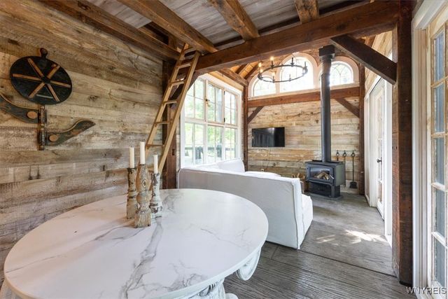 21 Creekview Ct, Aurora, NY 14052