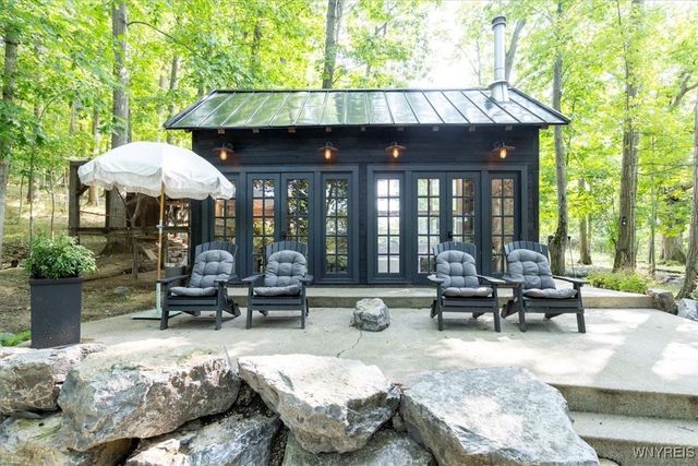 21 Creekview Ct, Aurora, NY 14052