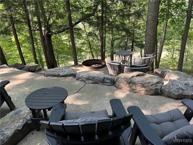 21 Creekview Ct, Aurora, NY 14052