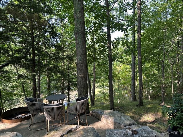 21 Creekview Ct, Aurora, NY 14052