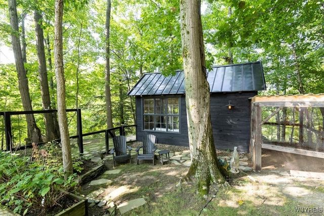 21 Creekview Ct, Aurora, NY 14052