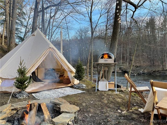 21 Creekview Ct, Aurora, NY 14052