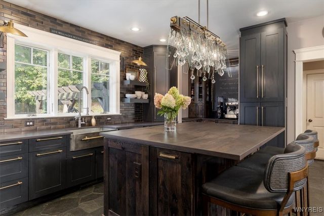 21 Creekview Ct, Aurora, NY 14052