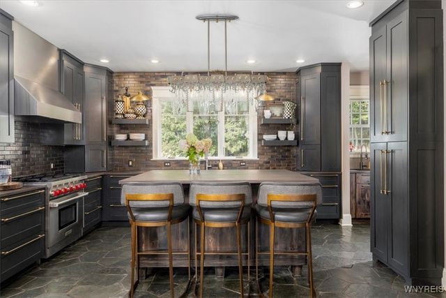 21 Creekview Ct, Aurora, NY 14052