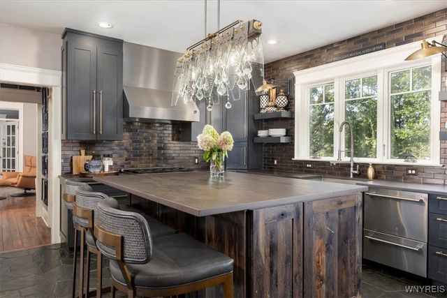 21 Creekview Ct, Aurora, NY 14052